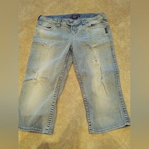 Silver Jean co Tuesday crop Capri size 30 distressed embroidered pockets